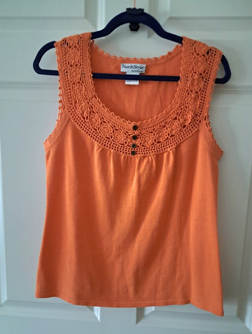 Beautiful NORTHSTYLE TOP crochet neckline SIZE MEDIUM sleeveless LIKE NEW